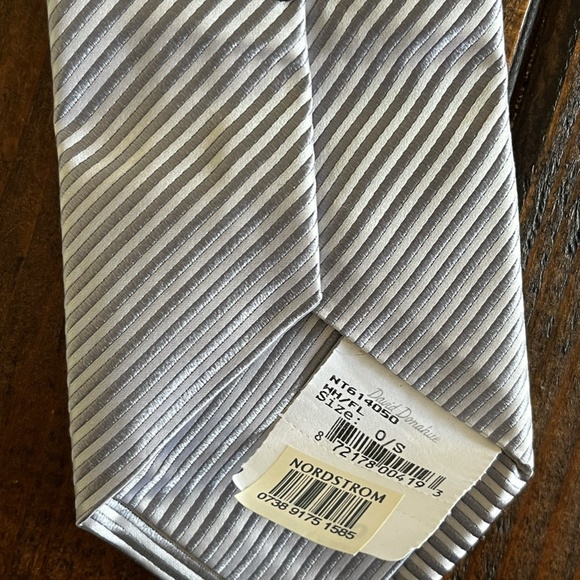 NEW WITH TAGS David Donahue Silver Silk Tie - Picture 3 of 3